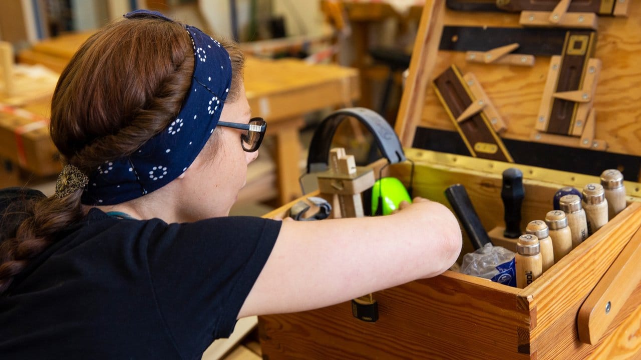 Mit geeignetem Werkzeug an das nächste Projekt: Marly Konefka weiß als angehende Tischlerin, worauf es bei der Holzverarbeitung ankommt.