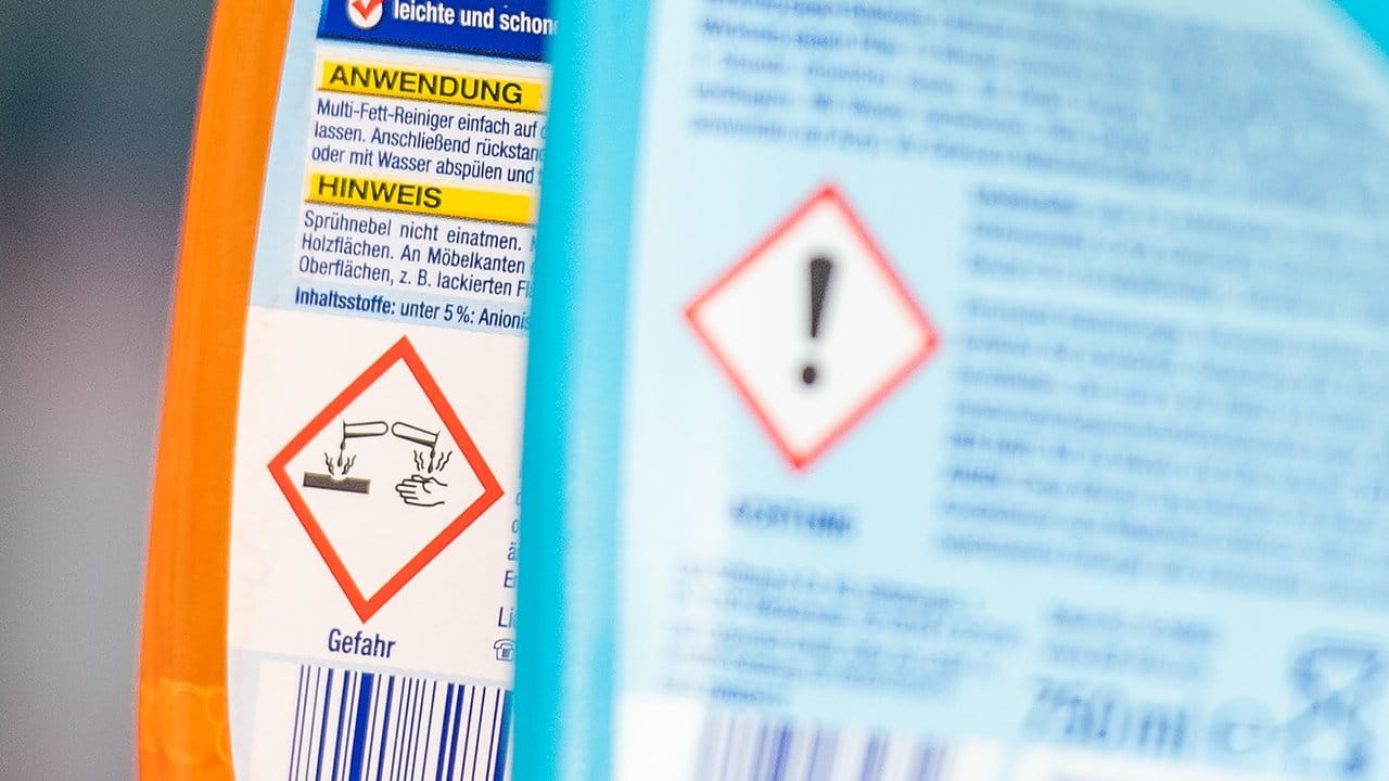 Warnsymbole weisen auf den Verpackungen von Putzmitteln auf möglicherweise gefährliche Inhaltsstoffe hin. Warnsymbole weisen auf den Verpackungen von Putzmitteln auf möglicherweise gefährliche Inhaltsstoffe hin.