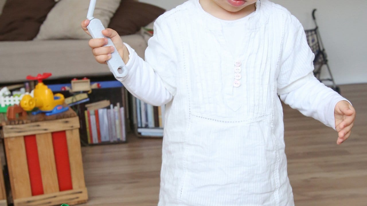 Auffällig bunte Flaschen voller Reinigungsmittel ziehen Kinder magisch an - wie Spielsachen. Auffällig bunte Flaschen voller Reinigungsmittel ziehen Kinder magisch an - wie Spielsachen.