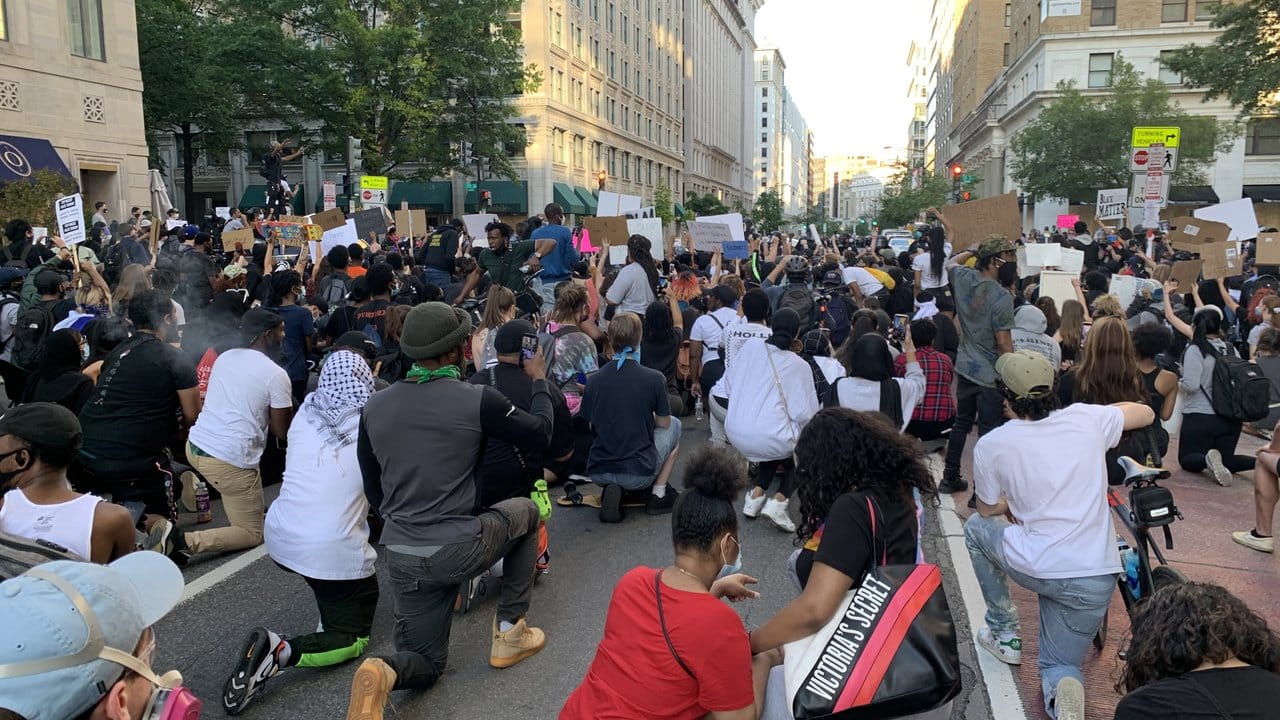 Demonstranten knien als Zeichen des Protests in der Hauptstadt Washington auf einer Straße.