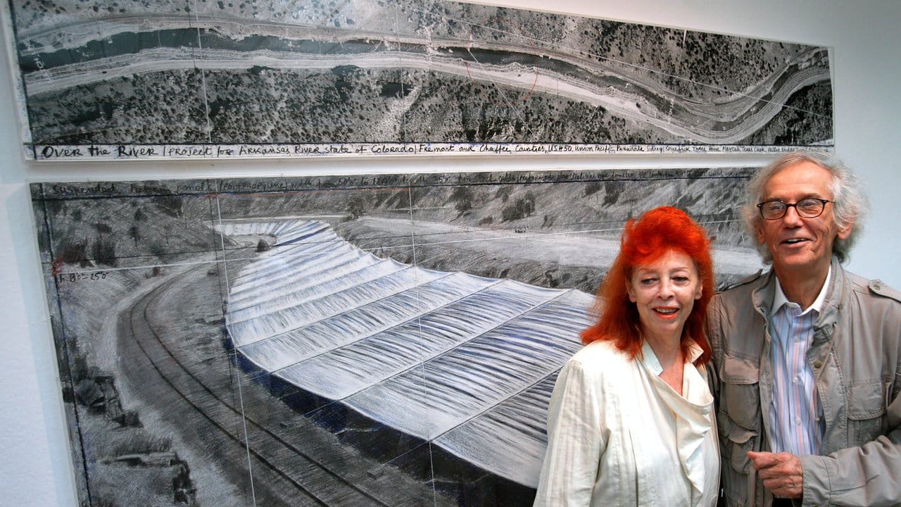 Christo und Jeanne-Claude präsentieren in der Rostocker Kunsthalle Entwürfe zu dem Projekt "Over the River", einer Verhüllung des Flusses Arkansas im US-Bundesstaat Colorado.