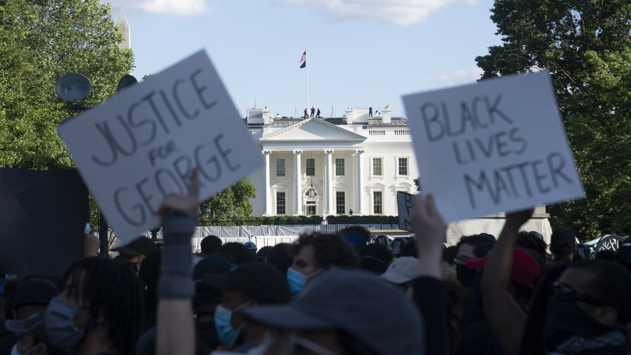 Demonstranten versammeln sich vor dem Weißen Haus in Washington.