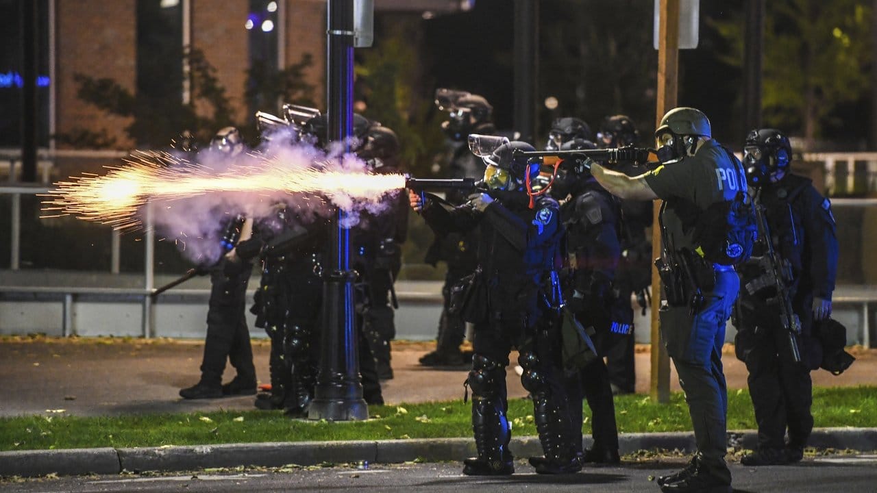 Polizisten verschießen Tränengasgranaten in Spokane im Bundesstaat Washington.