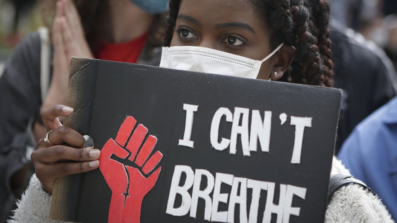 Eine Frau im kanadischen Vancouver hat das Flehen von George Floyd - "I can't breathe" ("Ich kann nicht atmen") - auf ein Schild geschrieben.