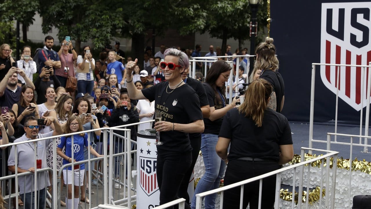 US-Fußballstar Megan Rapinoe macht sich immer wieder im Kampf gegen Rassismus, gegen Homophobie und für Gleichberechtigung stark. US-Fußballstar Megan Rapinoe macht sich immer wieder im Kampf gegen Rassismus, gegen Homophobie und für Gleichberechtigung stark.