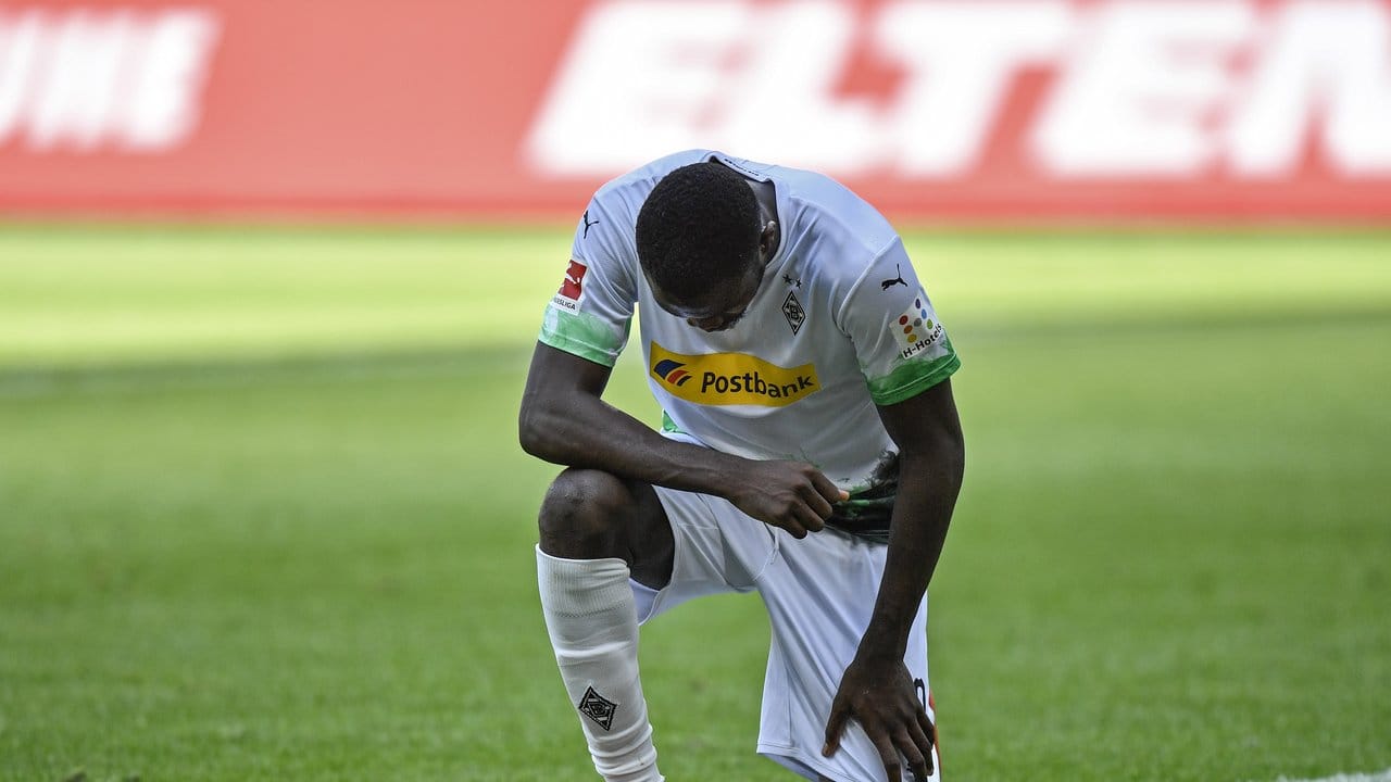 Mönchengladbachs Marcus Thuram kniete nach seinem Tor zum 2:0 gegen Union auf dem Rasen. Mönchengladbachs Marcus Thuram kniete nach seinem Tor zum 2:0 gegen Union auf dem Rasen.