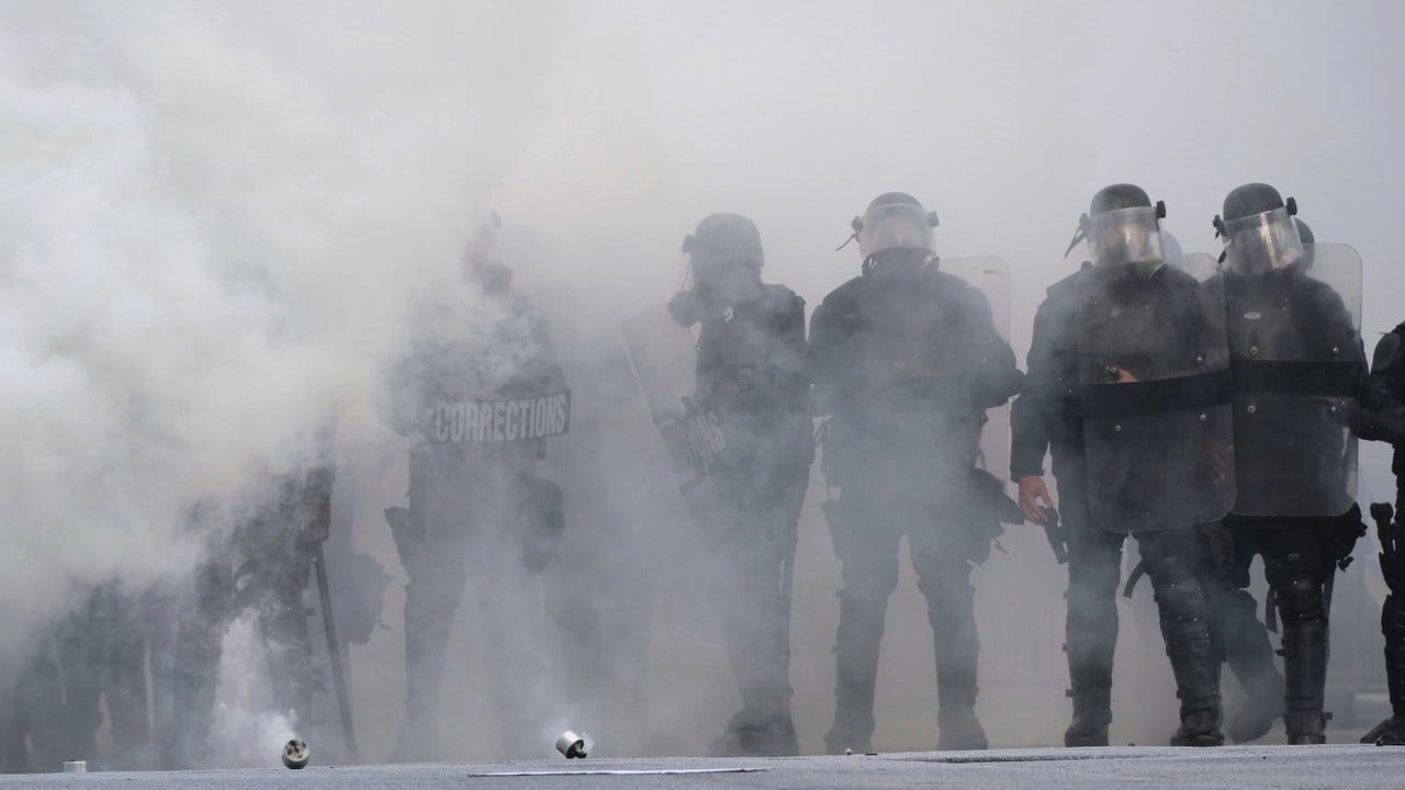Polizisten während eines Protests in Atlanta inmitten einer Tränengaswolke.