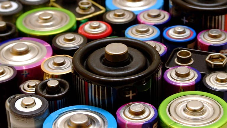 Batterien entsorgen: Sie können kostenlos in Sammelboxen abgegeben werden.