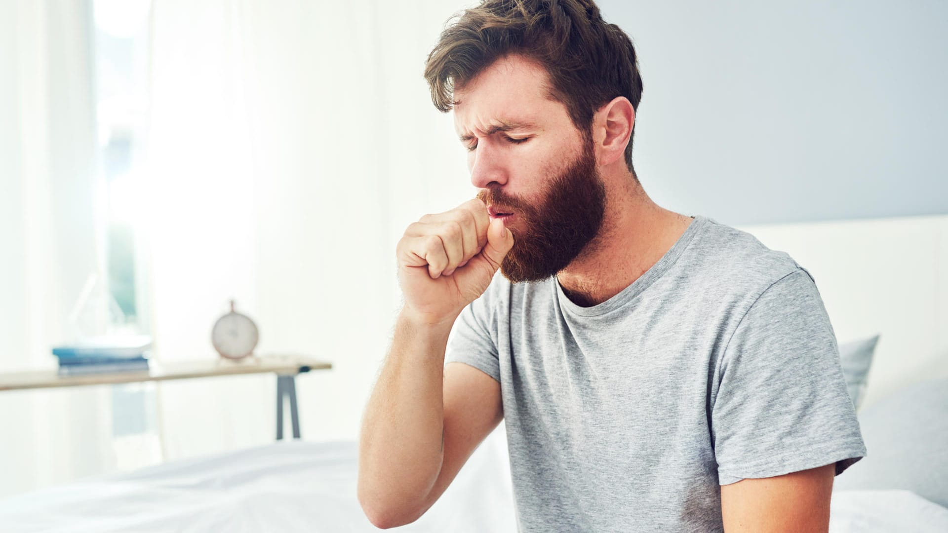 Husten: Ein trockener Husten ist ein besonders häufiges Symptom für das Coronavirus. Der Husten kann zusätzlich zu Atemnot führen.