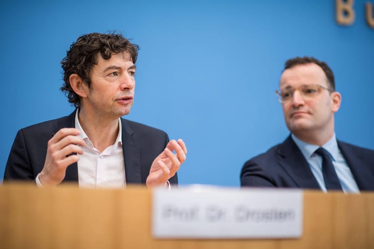 Drosten berät seit Beginn der Pandemie Politik und Behörden. Auf Pressekonferenzen des Bundesgesundheitsministeriums informierte er auch die Öffentlichkeit über die Ansteckungsgefahr und den Umgang mit dem Coronavirus.