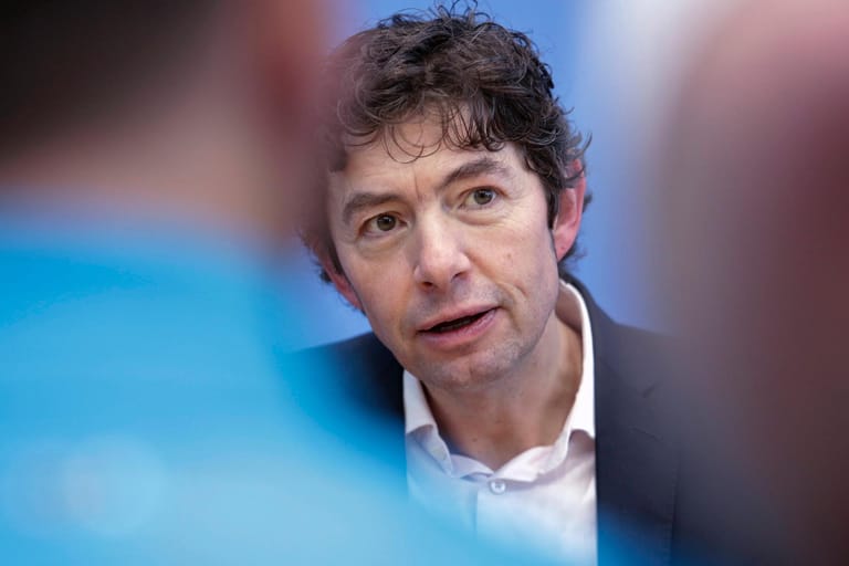 "Diese Pandemie ist eine absolute Ausnahmesituation für die ganze Gesellschaft. Wie gut wir diese Herausforderung meistern, hängt in meinen Augen auch davon ab, ob die Bevölkerung gut über das Infektionsgeschehen und die biologischen Hintergründe informiert ist. Mir ist es daher ein persönliches Anliegen, das aktuelle Wissen – und auch seine Grenzen – über das SARS-CoV-2 so schnell und umfassend wie möglich mit der Öffentlichkeit zu teilen", erklärte der 48-Jährige.
