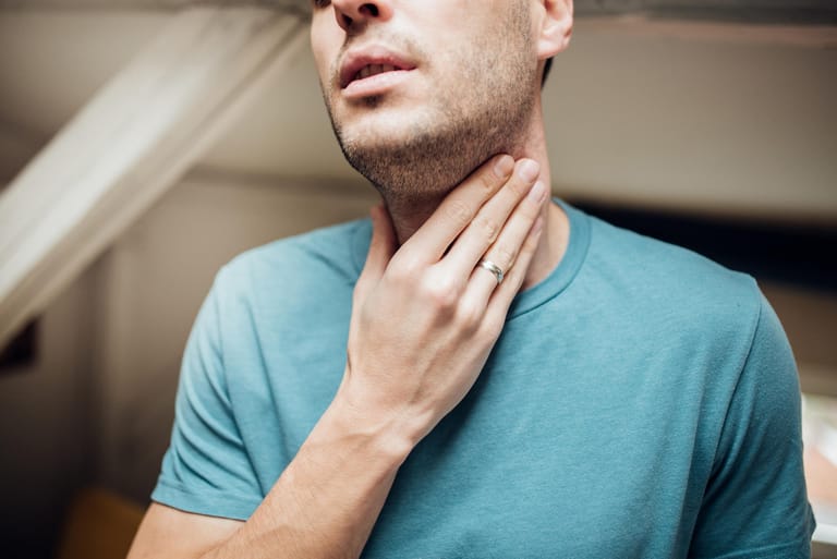 Halsschmerzen: Häufig weisen Halsschmerzen auf eine Erkältung hin. Sie können jedoch auch ein Symptom des Coronavirus sein.