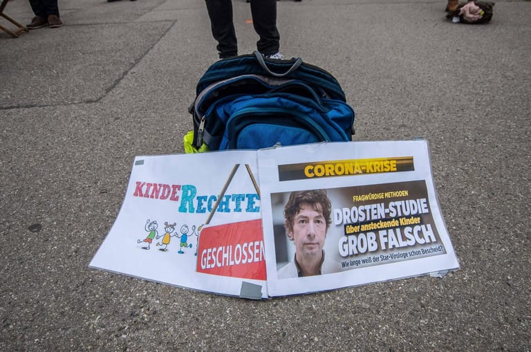 Ende Mai warf Drosten der "Bild"-Zeitung vor, eine Kampagne gegen ihn zu fahren. Hintergrund war die Kritik der "Bild" an seiner Studie zur Ansteckungsgefahr von Kindern mit dem neuartigen Coronavirus. Die Zeitung unterstellte Drosten "fragwürdige Methoden".