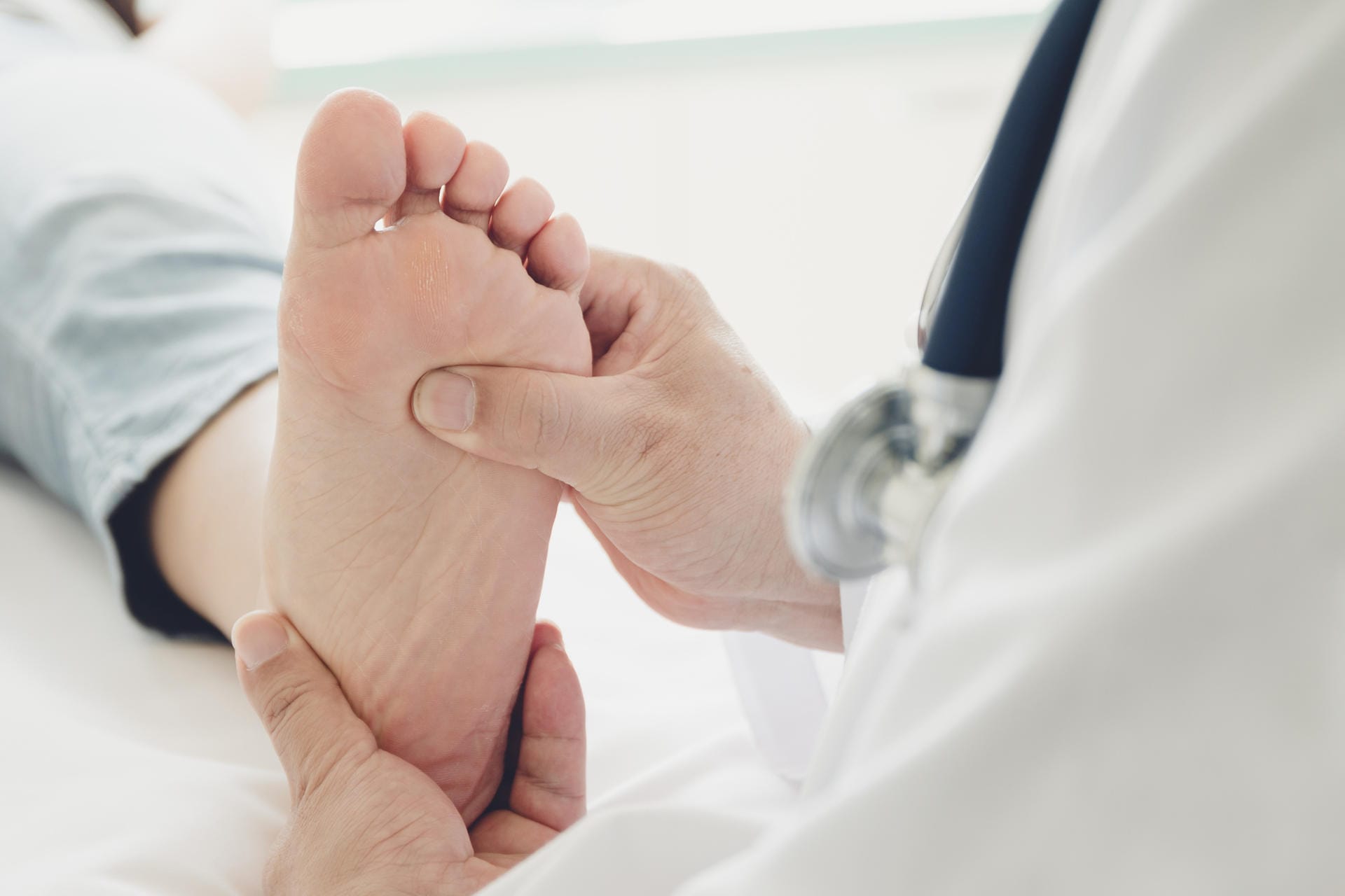 Hautirritationen: Ein Symptom, das seltener vorkommt, sind Probleme der Haut wie blaue oder rote Flecken an den Füßen.