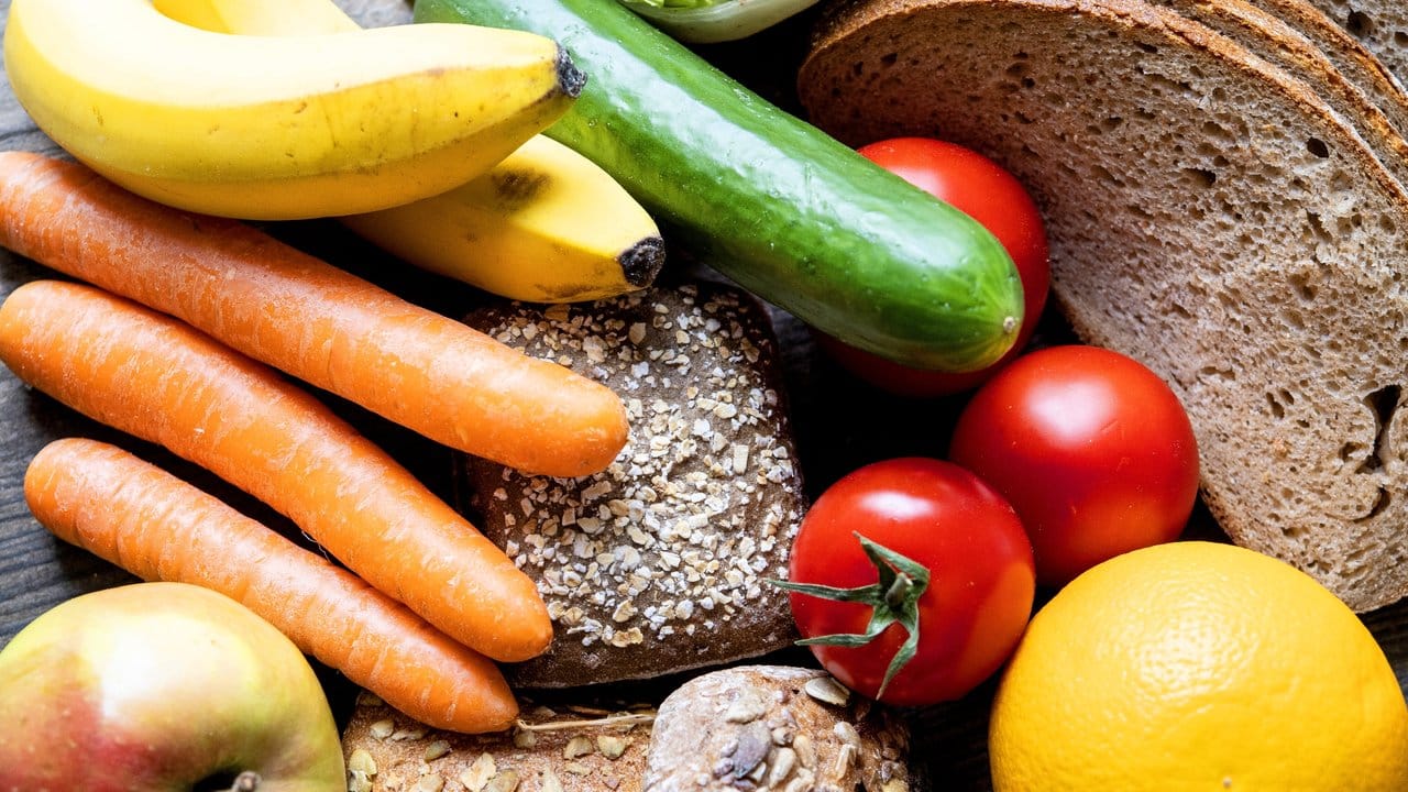Wer ausreichend Gemüse isst, kann sein Krebsrisiko laut Experteneinschätzung senken - eine ausgewogene Ernährung gilt generell als vorbeugend.