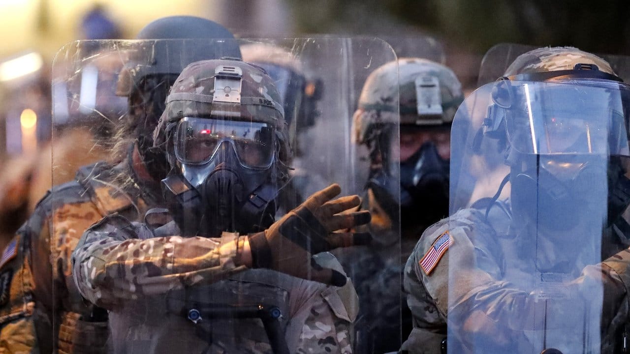 Truppen der Nationalgarde von Georgia bereiten sich 9n Atlanta auf die Durchsetzung der Ausgangssperre vor.