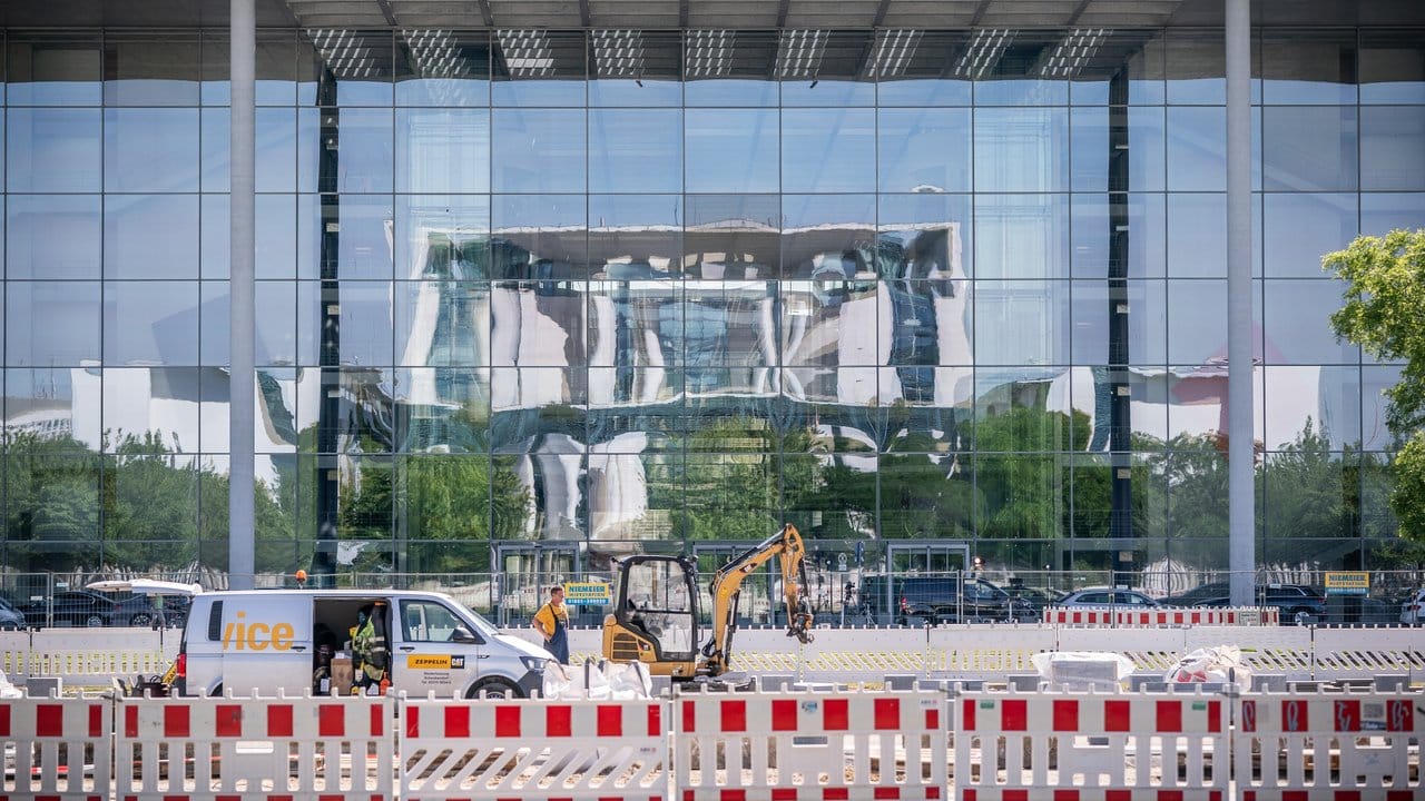 Das Bundeskanzleramt im Berliner Regierungsviertel spiegelt sich in der Fassade des Paul-Löbe-Hauses des Bundestags.
