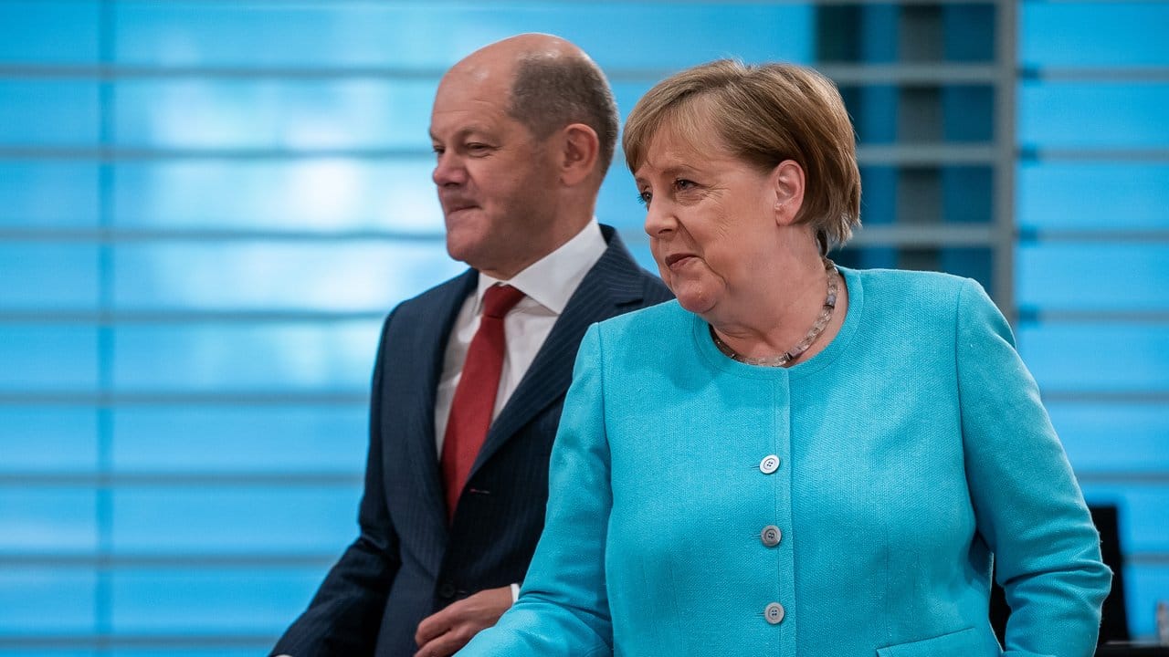 Kanzlerin Angela Merkel (CDU) neben Vizekanzler Olaf Scholz (SPD).