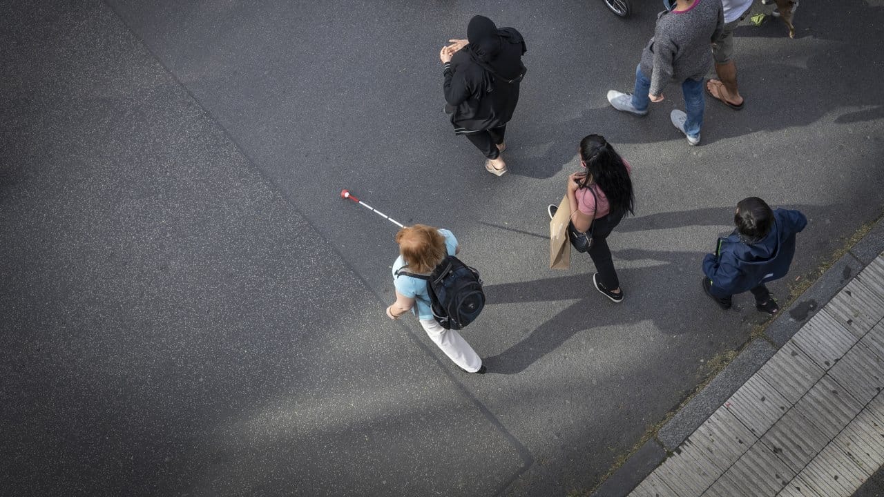 Genug Abstand? Blinde und sehbehinderte Menschen können die Distanz zu anderen oft nicht einschätzen - und freuen sich über einen Hinweis, bevor man einander zu nahe kommt. Genug Abstand? Blinde und sehbehinderte Menschen können die Distanz zu anderen oft nicht einschätzen - und freuen sich über einen Hinweis, bevor man einander zu nahe kommt.