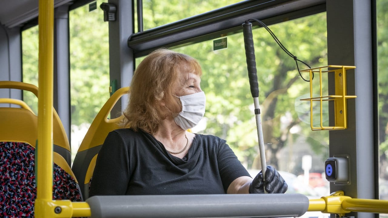Menschen mit Sehbehinderung kann man bei der Sitzplatzsuche im Bus Hilfe anbieten. Menschen mit Sehbehinderung kann man bei der Sitzplatzsuche im Bus Hilfe anbieten.