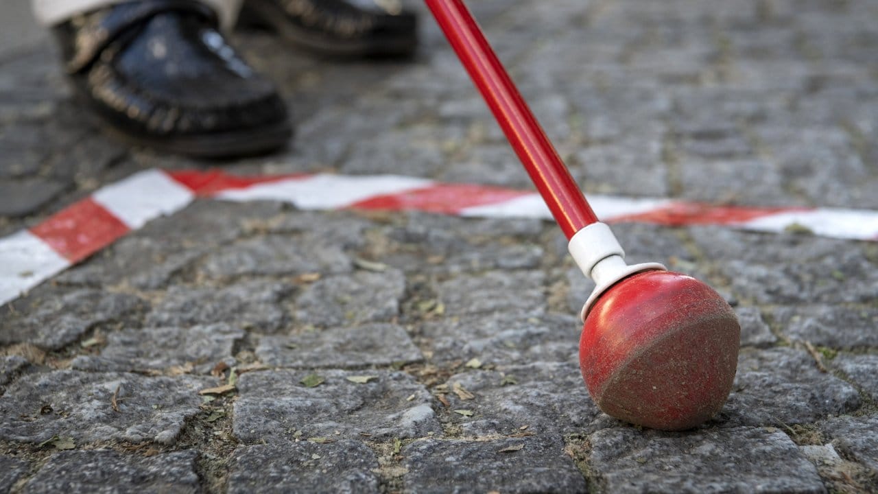 Herausforderung in Corona-Zeiten: Auf dem Boden aufgeklebte Markierungen sind für sehbehinderte Menschen häufig nicht wahrzunehmen. Herausforderung in Corona-Zeiten: Auf dem Boden aufgeklebte Markierungen sind für sehbehinderte Menschen häufig nicht wahrzunehmen.
