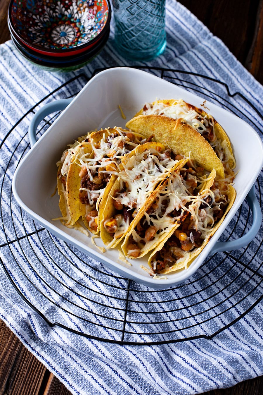 Geben Sie die Taco Shells für etwa 15 Minuten in den Ofen – je nachdem, wie braun Sie den Käse mögen.