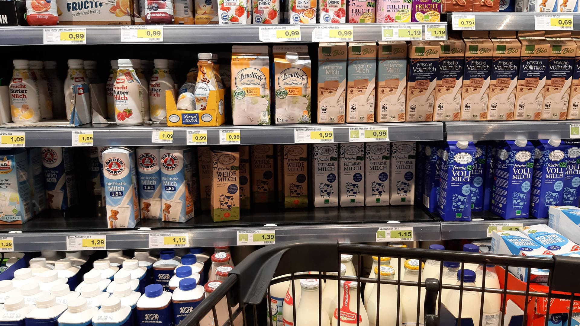 Ein Liter Milch im Supermarkt Preis bei 7 Prozent Mehrwertsteuer: 90 Cent Preis bei 5 Prozent Mehrwertsteuer: 88 Cent Ersparnis: zwei Cent