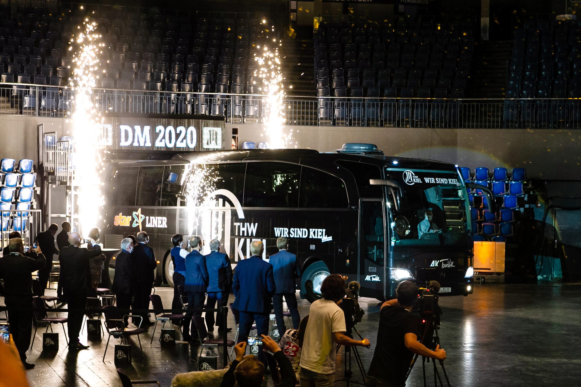 Der Mannschaftsbus des THW Kiel fährt in die Kieler Sparkassen-Arena: Lichtshow ist da, doch wegen der Corona-Pandemie fehlt das Publikum.