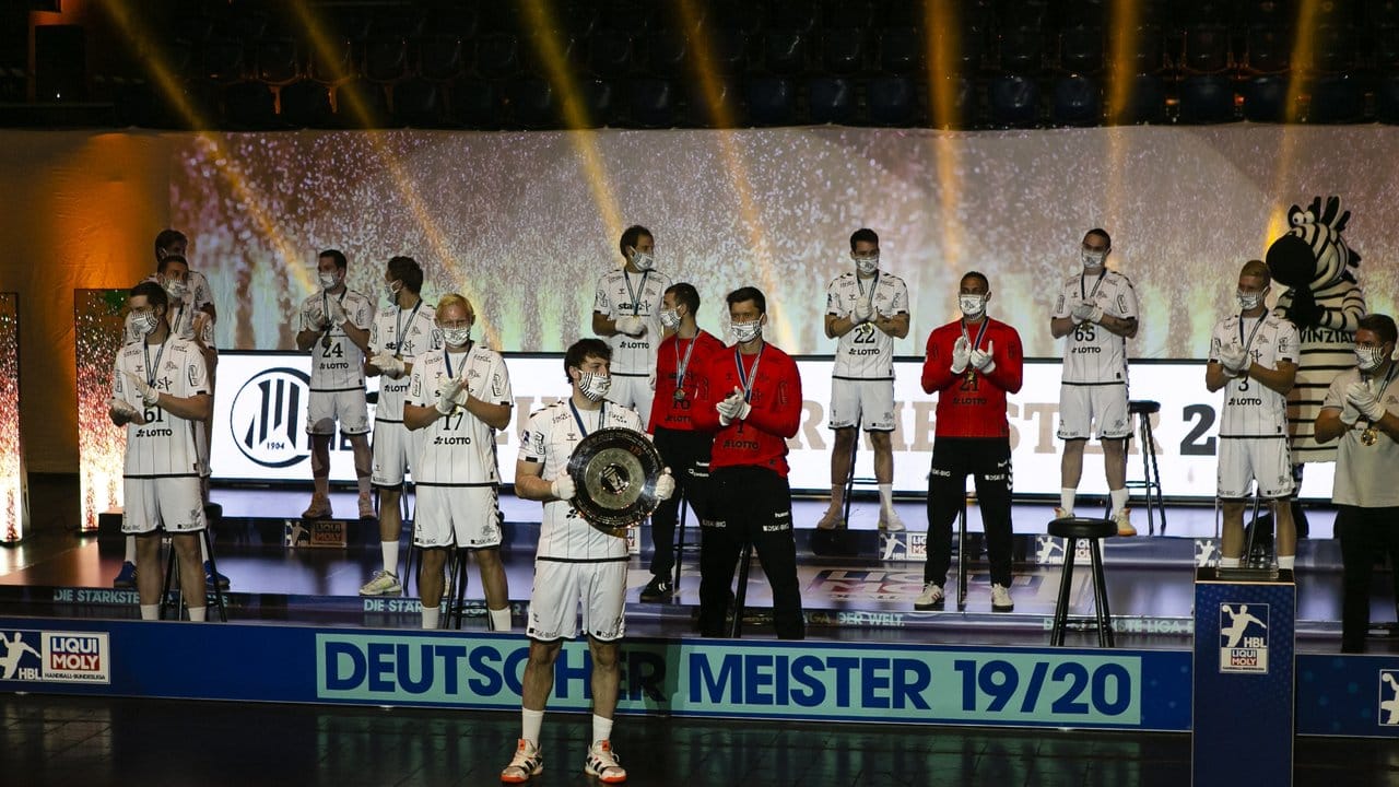 Die THW-Spieler erhielten in Kiel die Meisterschale.