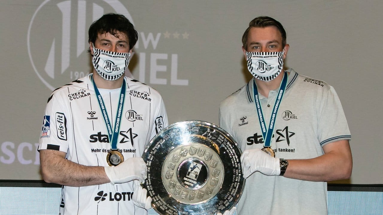 Der Kieler Kapitän Domagoj Duvnjak (l) und THW-Trainer Filip Jicha präsentieren die Meisterschale. Der Kieler Kapitän Domagoj Duvnjak (l) und THW-Trainer Filip Jicha präsentieren die Meisterschale.