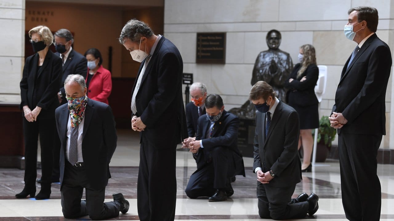 Demokratische Senatoren halten auf dem Capitol Hill in Washington eine Schweigepause von 8 Minuten und 46 Sekunden, die Zeit, die ein Polizist auf dem Nacken von George Floyd kniete, um des verstorbenen Afroamerikaners zu gedenken.