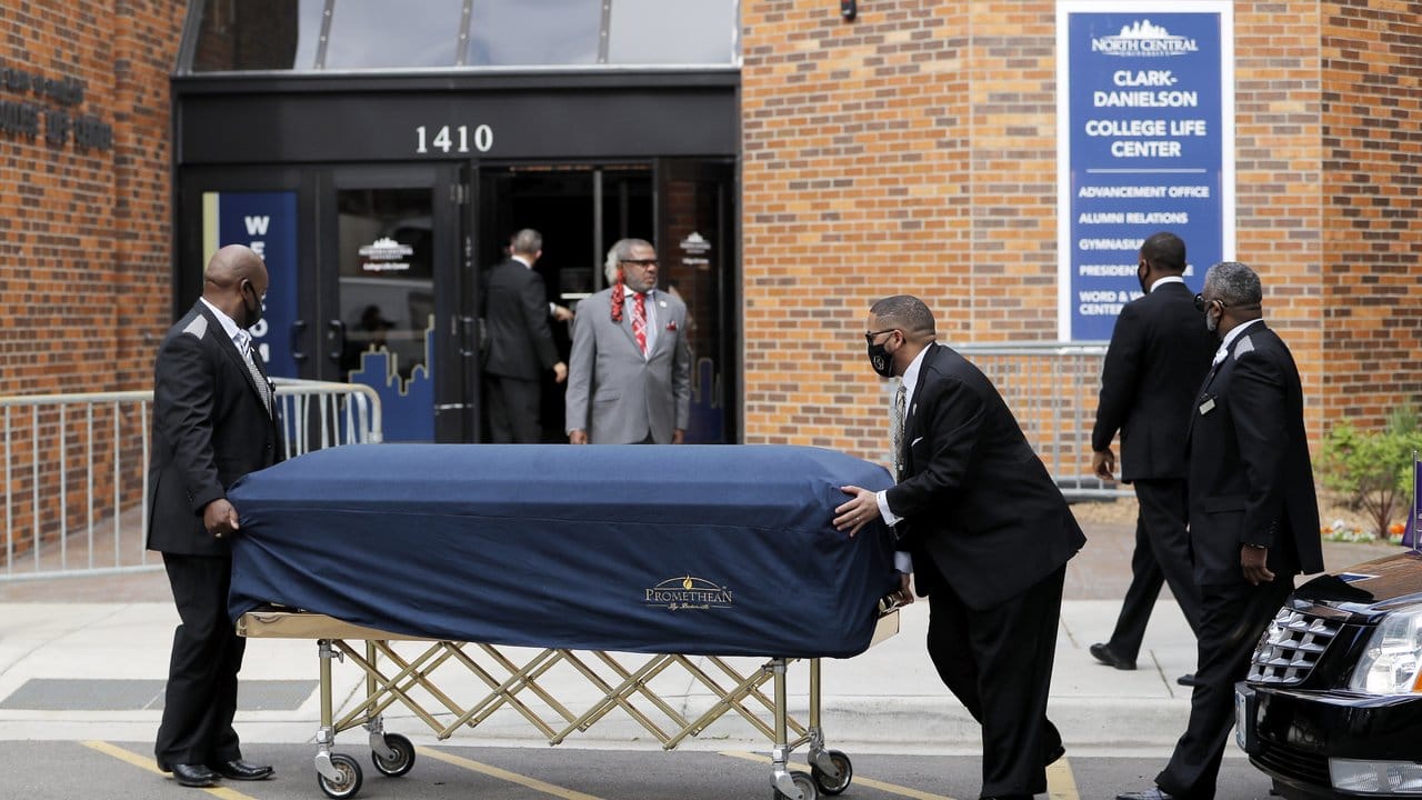 Der Sarg mit der Leiche von George Floyd wird zur Trauerfeier in Minneapolis gebracht.