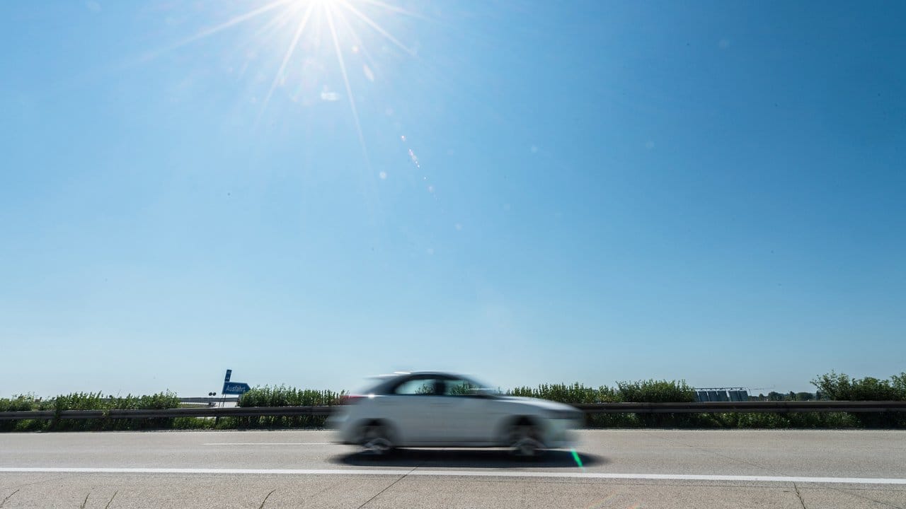 Nicht nur sonnige Seiten in sonnigen Zeiten: Auch im Auto kann die Sonne unangenehme oder gefährliche Auswirkungen haben.