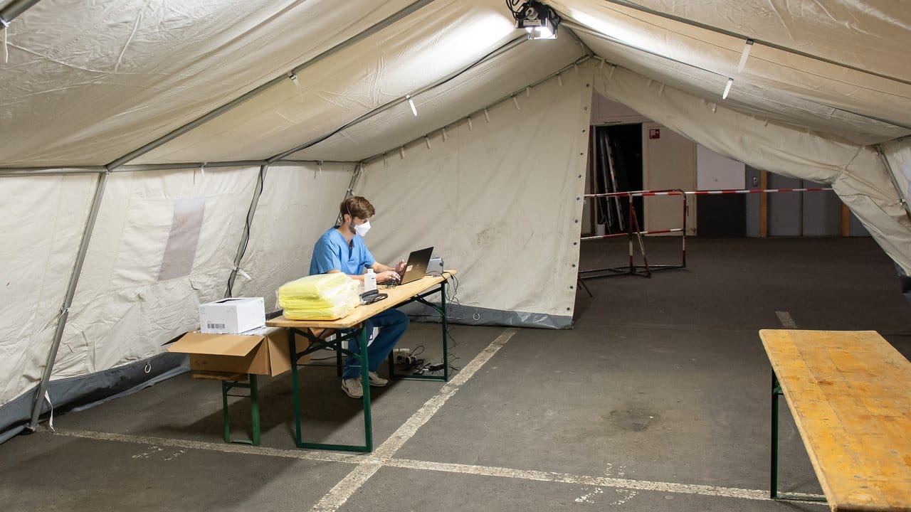 Ein medizinischer Helfer in einem aufgebauten Zelt für die Covid-19-Testung in der Tiefgarage des Iduna-Zentrum.