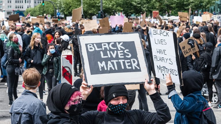 "Black Lives Matter": Demonstranten halten in Hamburg Schilder hoch.