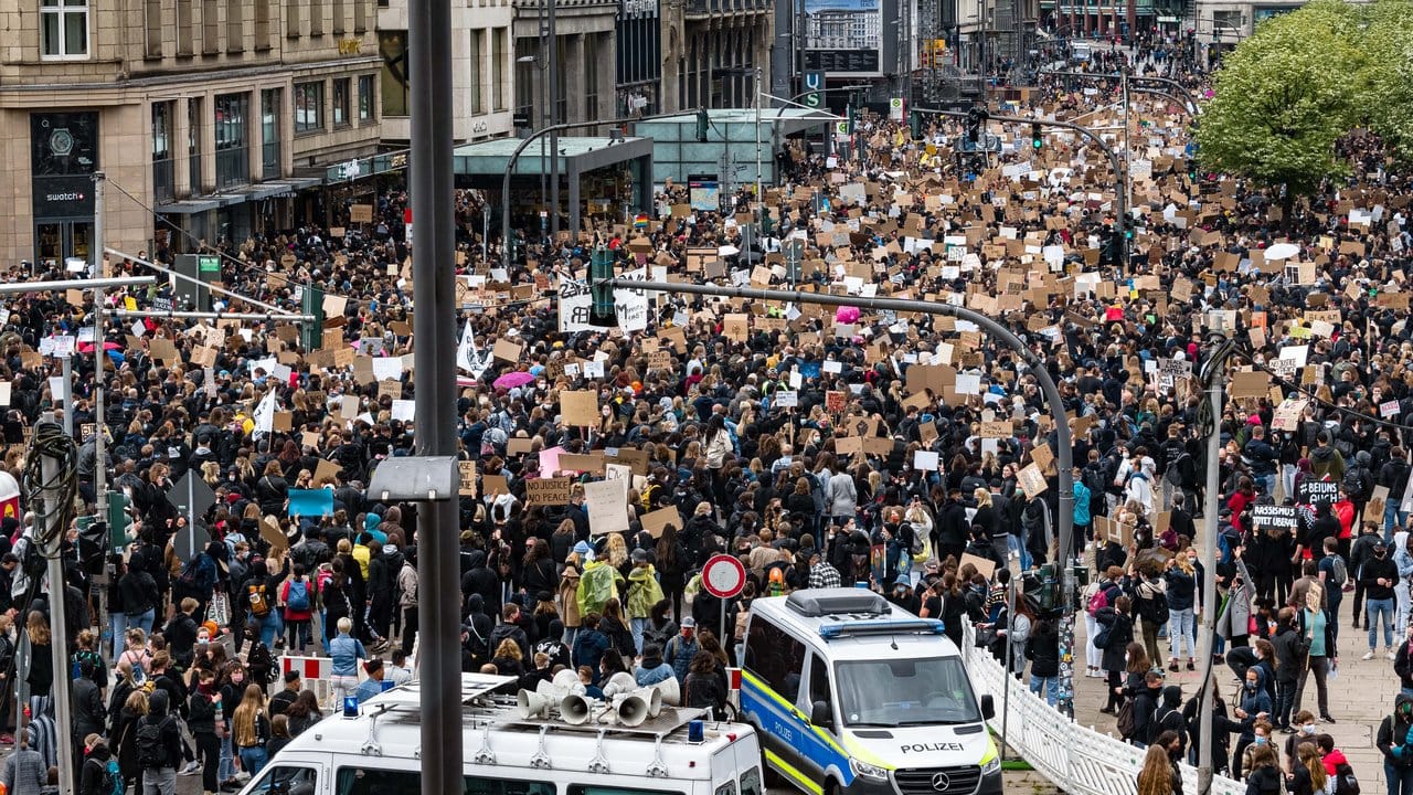 Die Polizei sprach von 9000 Teilnehmern am Jungfernstieg.