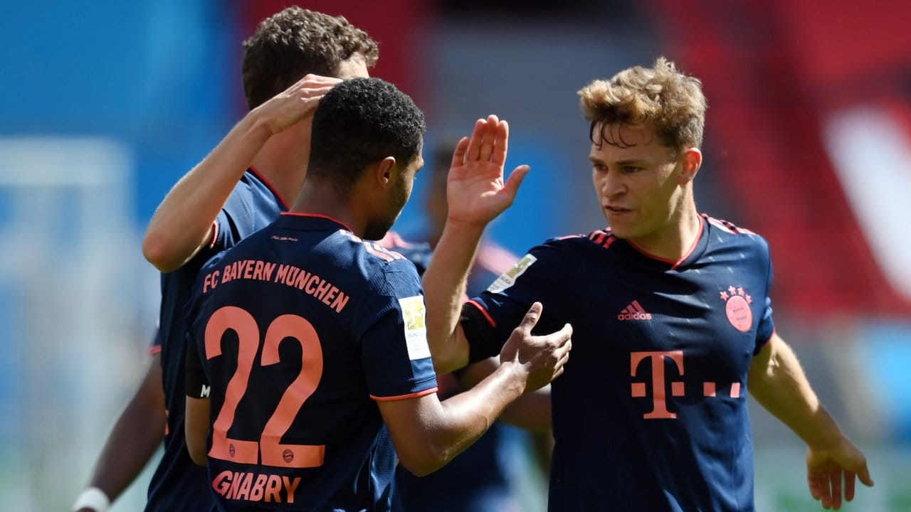 Serge Gnabry (l) jubelt über seinen Treffer zum 3:1 für Bayern München gegen Bayer Leverkusen mit seinem Teamkollegen Joshua Kimmich.