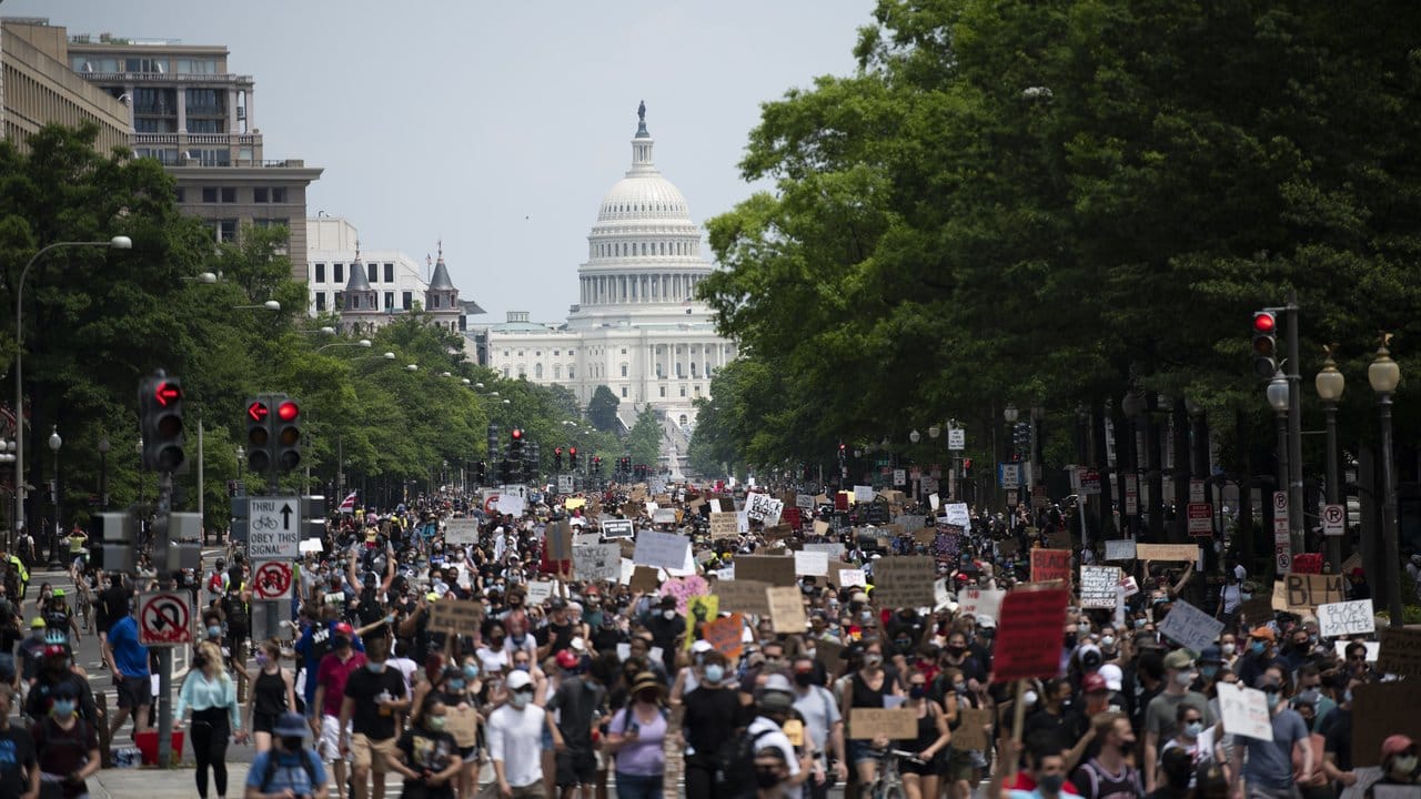 Zehntausende haben in den USA friedlich gegen Rassismus demonstriert - hier in Washington.