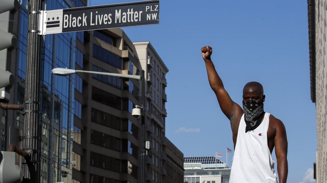 Aufgereckte Faust auf dem umbenannten "Black Lives Matter"-Platz in Washington.