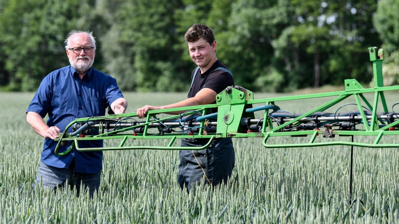 Fachkräfte Agrarservice kennen die Funktionsweise der landwirtschaftlichen Maschinen: Lars Averbeck kontrolliert mit Disponent Thomas Albers (l.