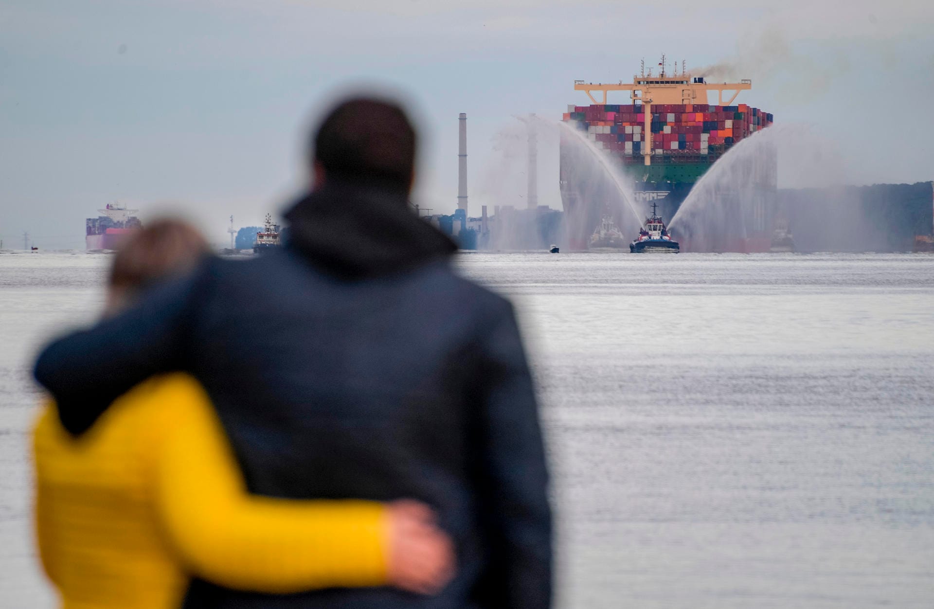 Der 400 Meter lange Megafrachter läuft in den Hafen ein: Am Mittwoch gegen 14 Uhr wird die "HMM Algeciras" Hamburg laut Plan wieder verlassen.