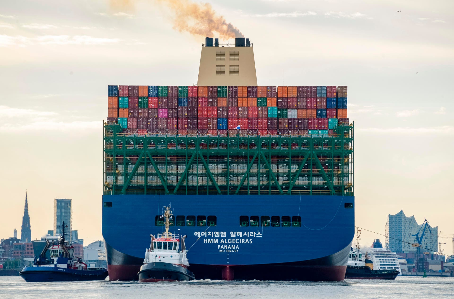 Der Frachter ist mit Containern beladen: Das Schiff kann 23.964 Standardcontainer (TEU) laden und damit gut 200 TEU mehr als die "MSC Gülsün" und ihre Schwesterschiffe, die bis April den Titel der weltgrößten Containerriesen für sich beanspruchen konnten.