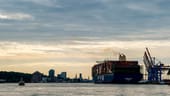 Die "HMM Algeciras" auf dem Weg zum Anlegeplatz: Der Megafrachter fährt für die koreanische Reederei HMM (Hyundai Merchant Marine), die neuntgrößte Reederei der Welt.