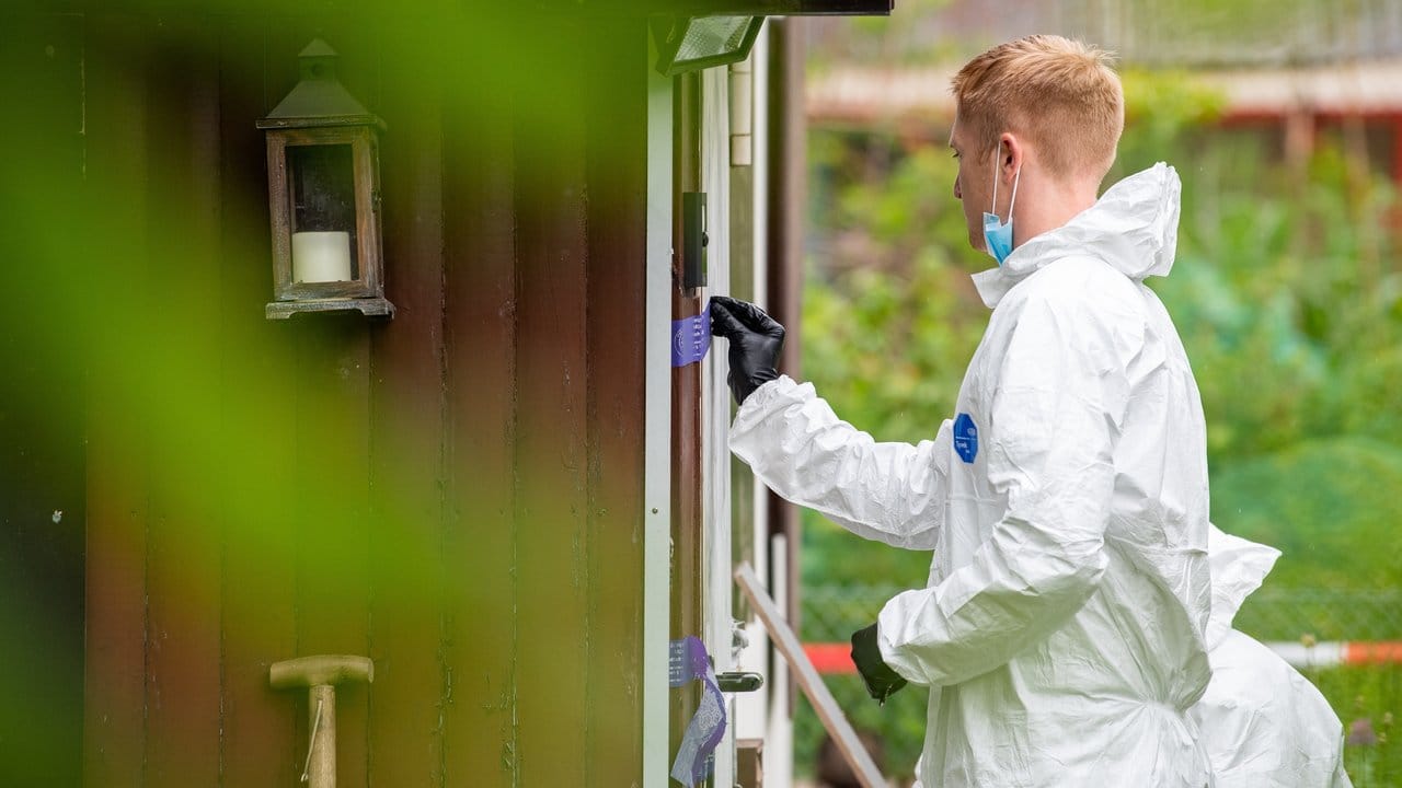 Spurensicherung an der Laube des vermutlichen Haupttäters in Münster.