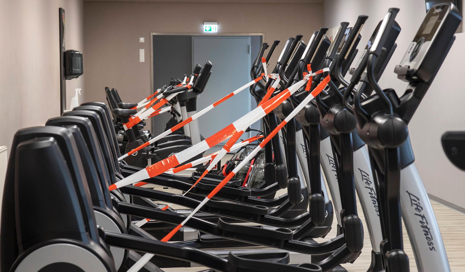 Gesperrte Geräte in einem Fitnessstudio: Abstands- und Hygieneregeln müssen eingehalten werden.
