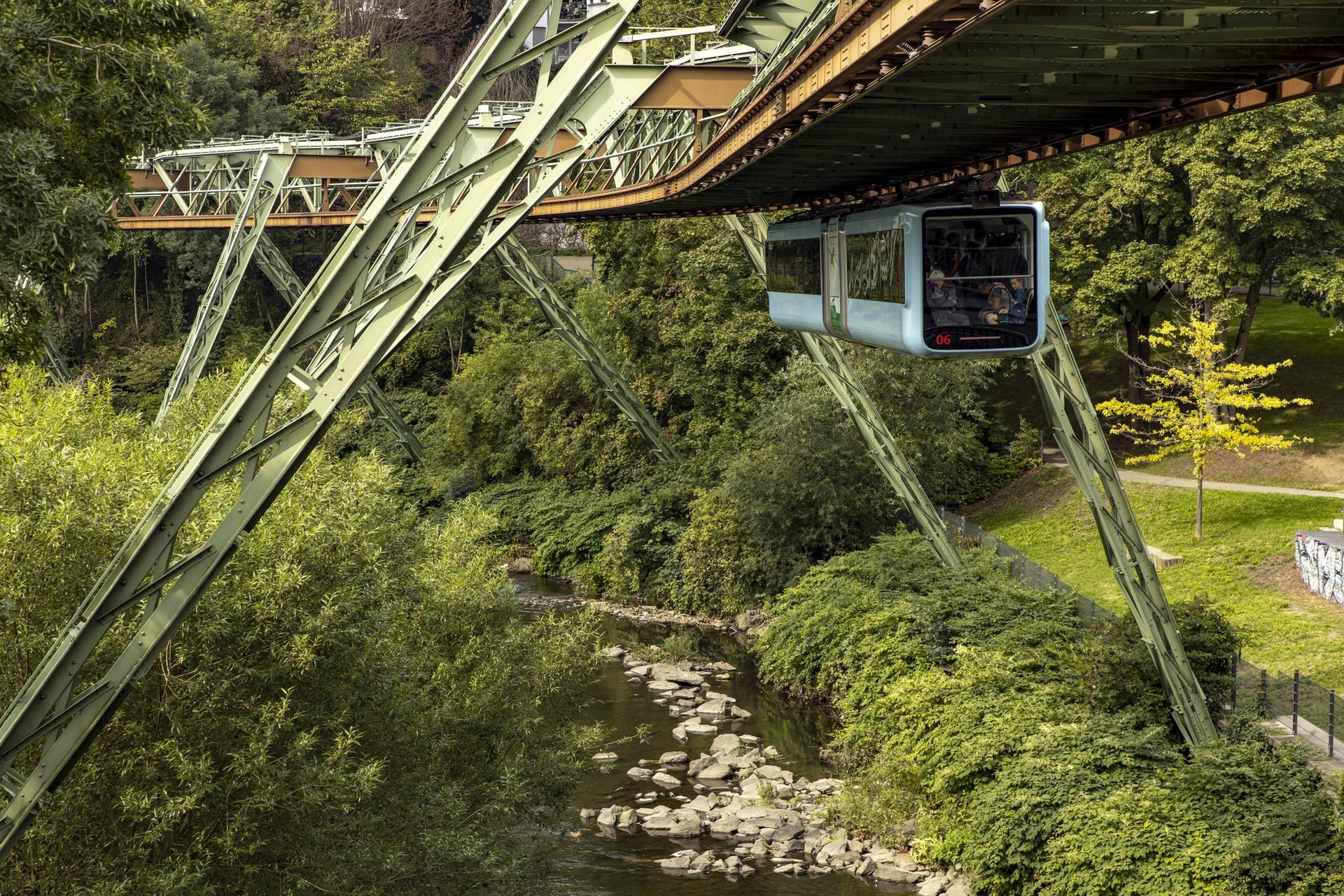Wuppertal wird auch die grüne Großstadt genannt: Auf einer Fahrt mit der Schwebebahn wird deutlich, warum.