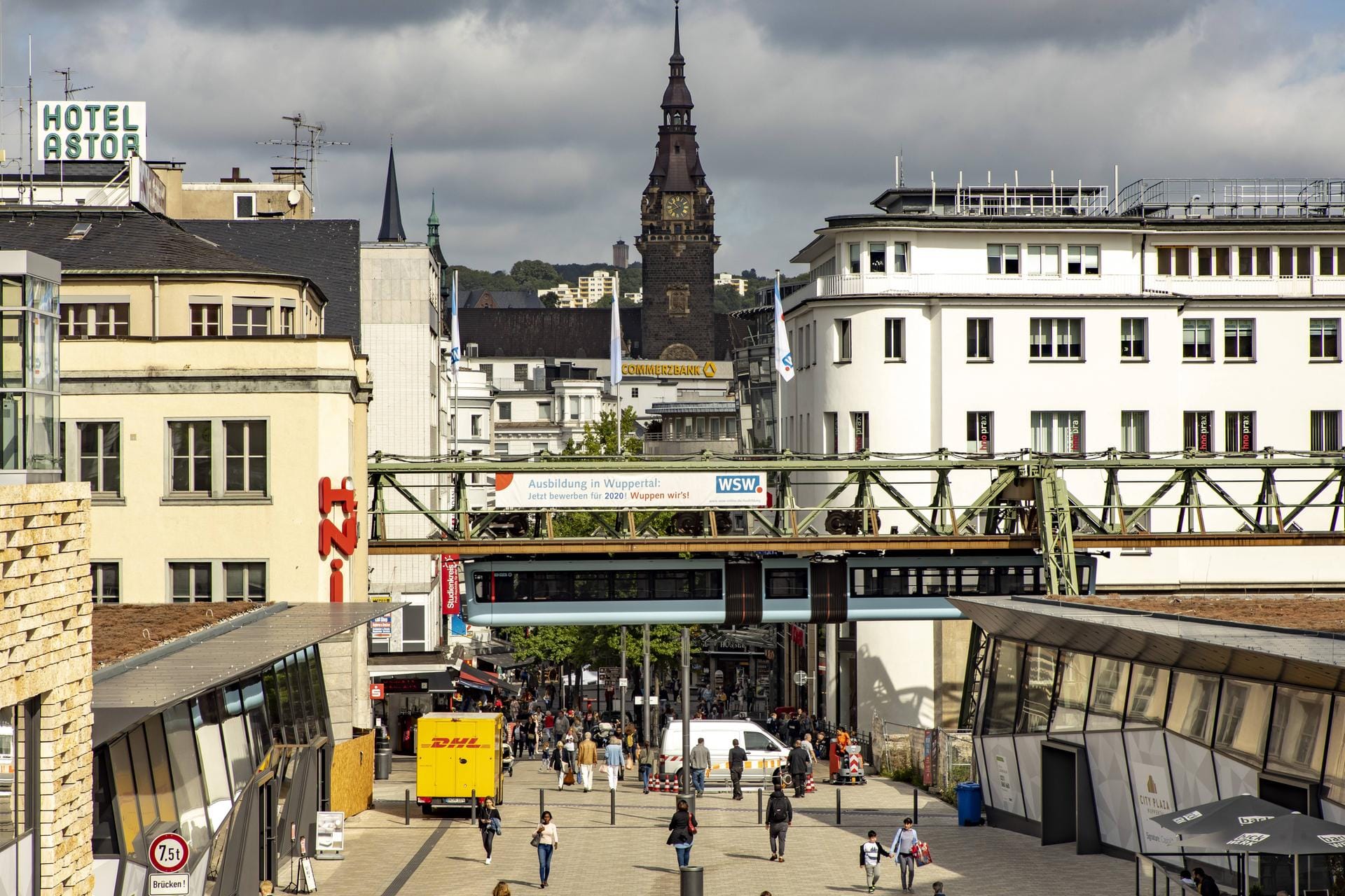 Blick auf die Schwebebahn an der Haltestelle Hauptbahnhof: Erfunden wurde die Konstruktion von dem Kölner Ingenieur Eugen Langen.