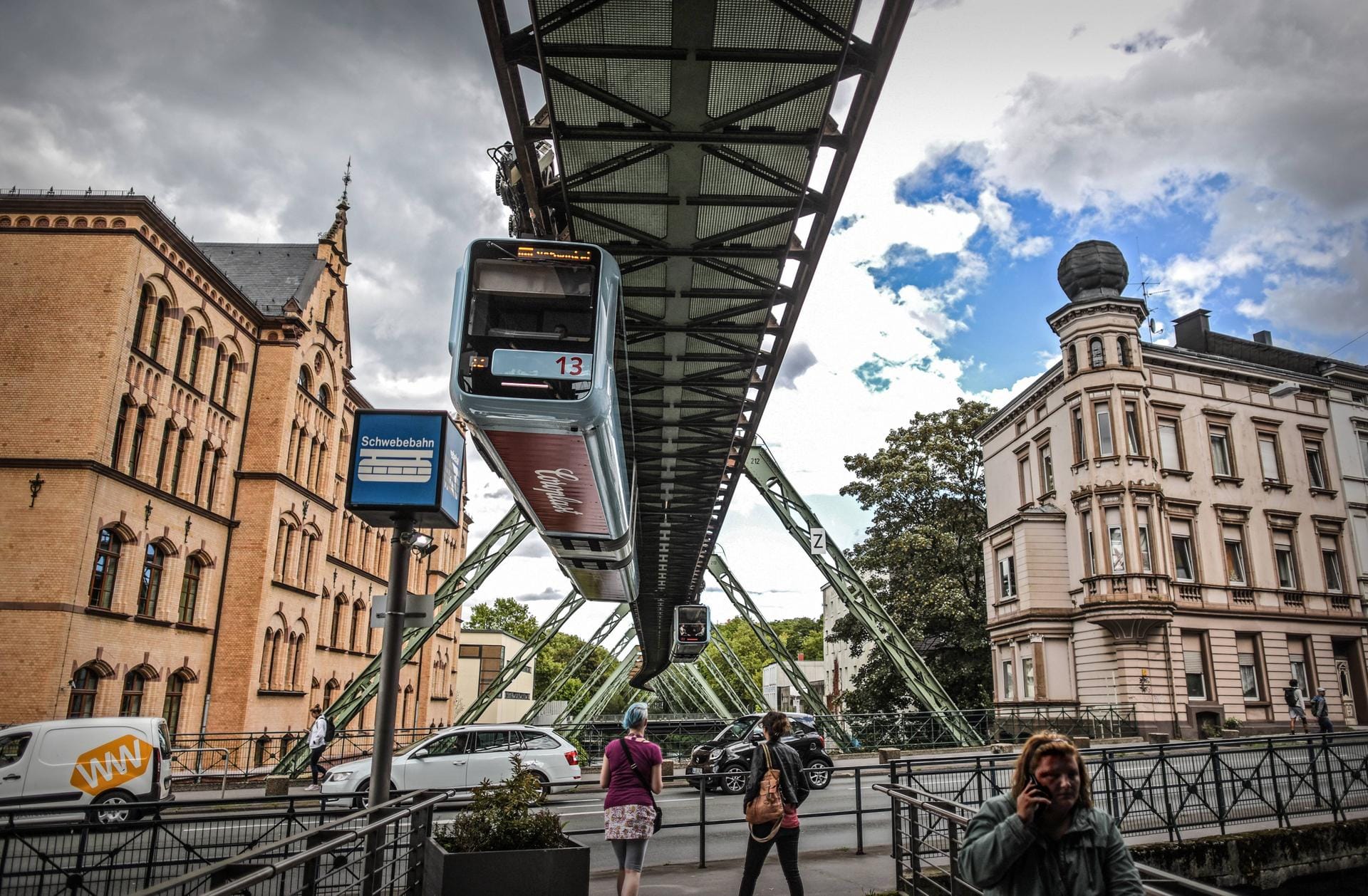 Die Wuppertaler Schwebebahn fährt durch die Stadt: Auf insgesamt 20 Stationen macht sie während ihrer Tour Halt.