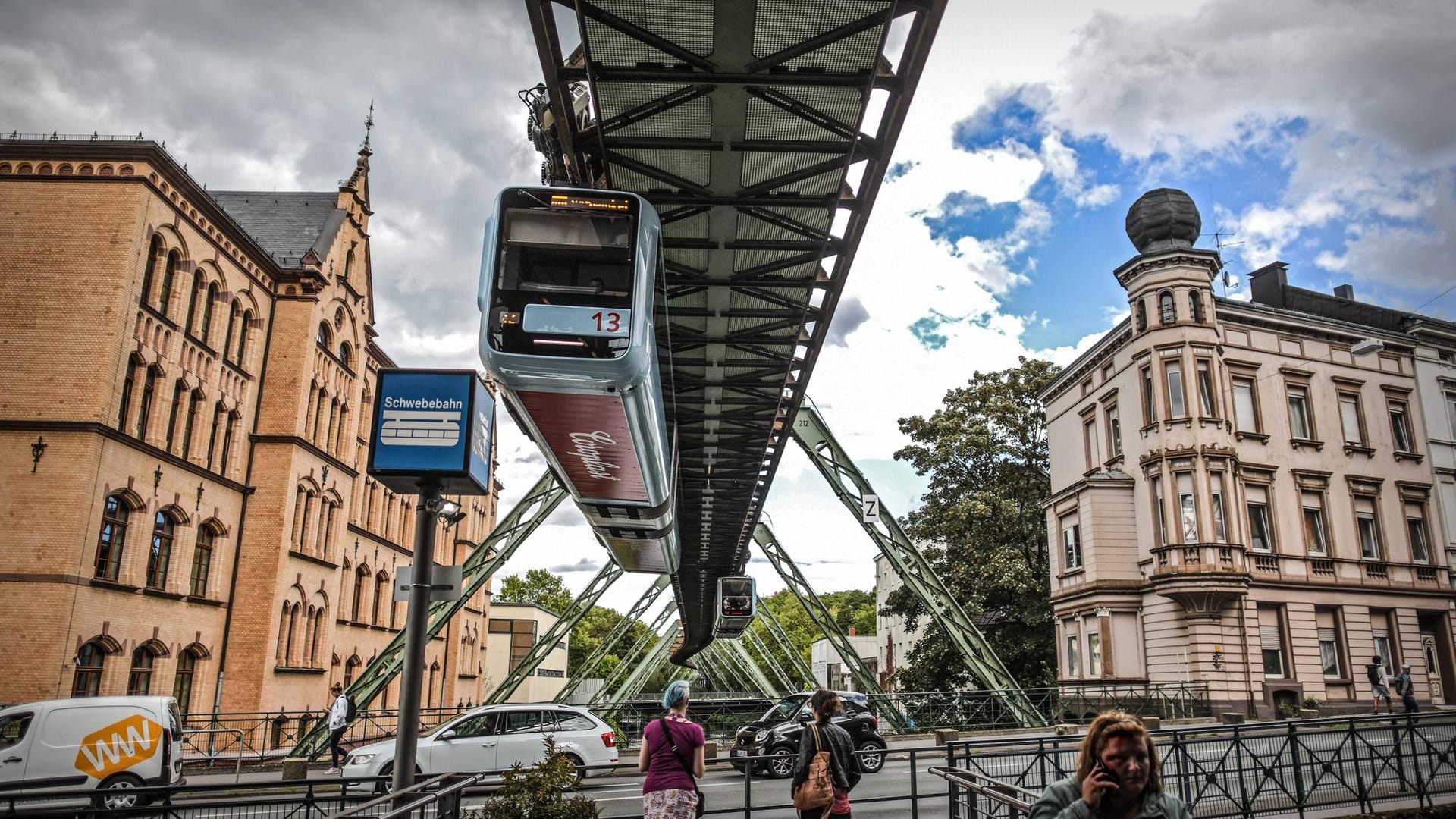 Die Wuppertaler Schwebebahn fährt durch die Stadt: Auf insgesamt 20 Stationen macht sie während ihrer Tour Halt.