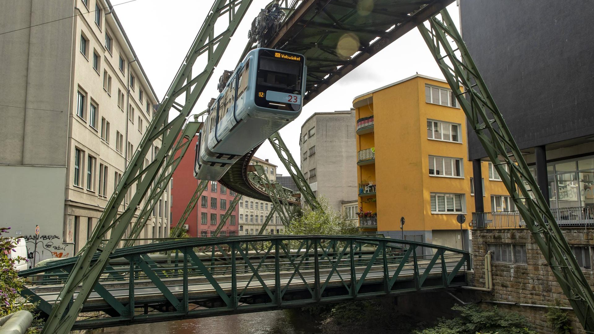 Die Schwebebahn kurz vor der Haltestelle Hauptbahnhof: Sie ist mit ihrer Konstruktion, die mitten durch Wohn- und Geschäftshäuser führt, weltweit bekannt.